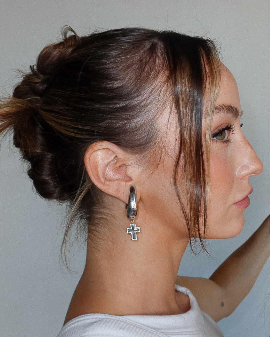 Teardrop huggie earrings deals